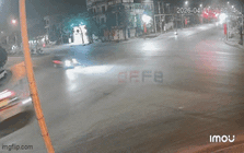 Khoảnh khắc xe cứu thương chở 4 người va chạm xe bán tải rồi lật nghiêng giữa ngã tư: Tình trạng những người trên xe ra sao?