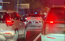 Hơn 100 chiếc taxi đồng loạt "chết máy" giữa đường đông đúc, hành khách hoảng loạn cầu cứu suốt 90 phút