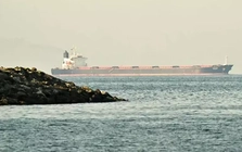 Ba siêu tàu chở dầu đi qua eo biển Hormuz giữa lệnh ngừng bắn mong manh