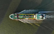 Giá dầu lại tăng dựng đứng sau khi ông Trump tuyên bố phong toả toàn diện eo biển Hormuz