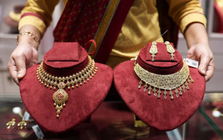 Giá vàng thế giới chạm đáy 1 tuần, đồng USD tăng vọt khi biến động Trung Đông leo thang, kỳ vọng Fed cắt giảm lãi suất sụt giảm