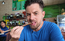 Vừa vào quán ăn Việt Nam đã đòi xin "nước mắt", khách Tây khiến cả quán xôn xao