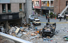 Trung tâm thương mại tại Hàn Quốc hoang tàn sau vụ nổ lúc nửa đêm: Mảnh kính găm đầy mặt đất, xe hơi lật nhào, nhiều người bị thương