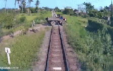 Khoảnh khắc xe công nông bị tàu hỏa húc văng khi băng qua đường sắt, 3 ông cháu thương vong