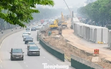 Khổ sở vượt 'đại công trường' chống ngập Hà Nội