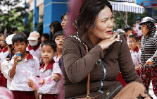 Cảnh tượng lạ giữa trưa nắng trước Trường Tiểu học Bình Quới Tây sau vụ 202 học sinh nghi ngộ độc ở TP.HCM