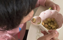 Mẹ mất 45 phút bóc vỏ việt quất cho con, không ngờ lại bị chỉ trích: "Yêu sai cách còn nguy hiểm hơn không yêu"