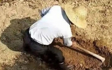 Lão nông báo nhặt được khối đồng cao 19,6cm, hiện trường nhanh chóng bị phong tỏa