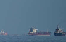 Iran đe dọa các cảng Trung Đông khi Mỹ bắt đầu phong tỏa eo biển Hormuz