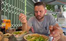 Trổ tài khen món ăn Việt Nam đậm đà, khách Tây khiến chủ quán ngơ ngác mất vài nhịp mới hiểu