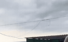 Vòi rồng cuốn thuyền đạp nước bay 15m ở bãi biển, du khách hoảng loạn bỏ chạy