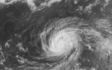 Siêu bão mạnh nhất hành tinh Sinlaku lại đổi hướng, đổ bộ ngay hôm nay với sức gió 265 km/giờ và "đặc biệt bất thường"