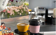 Quán cà phê "không người bán" đông nghịt ở TP.HCM: Khách chi 60.000 cho robot pha chế 2 phút, tự mua hoa qua camera AI