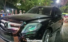 Ô tô Mercedes GLK 250 đâm liên hoàn nhiều xe máy trong khu đô thị ở Hà Nội