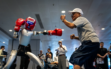 Công nghệ 14/4: Robot đấu võ tại Hong Kong, Booking bị tấn công