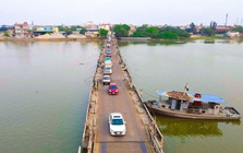 Cầu phao 30 năm tuổi ở Ninh Bình 'oằn mình' gánh tải chờ ngày được thay thế