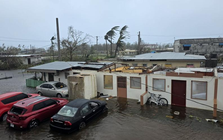 Siêu bão mạnh nhất hành tinh Sinlaku gây thiệt hại diện rộng: Lật úp ô tô, bật gốc cây cối và thổi bay nhiều mái nhà