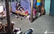 Bé gái hốt hoảng ôm em nhỏ lao khỏi giường vì tiếng động ầm ầm lúc rạng sáng: Cảnh tượng trong căn phòng sau đó khiến nhiều người thót tim