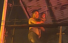 Hình ảnh Đại úy công an băng mình qua lửa, cởi áo che cho bé 18 tháng tuổi gây xúc động mạnh