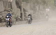 Người Hà Nội 'ngộp thở' giữa bụi mịt mù từ công trình xây dựng