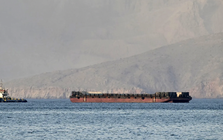 Mỹ tuyên bố phong toả eo biển Hormuz, vừa có 2 tàu chở dầu và khí đốt bị trừng phạt di chuyển 'mượt mà': Chuyện gì đang xảy ra?