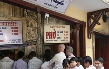 Phở Bát Đàn tăng giá chóng mặt sau 20 năm, chỉ có quả trứng là còn nương tay với ví tiền của thực khách