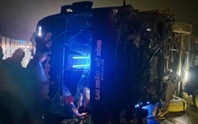 Lật xe khách trên cao tốc Nội Bài - Lào Cai, nhiều người bị thương