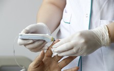 Người đàn ông rơi vào hôn mê sâu: Bác sĩ lặng im khi nhìn vào thứ người nhà mang theo