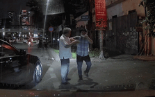 Hà Nội: Tài xế taxi bị người lái xe Mercedes đánh xây xẩm mặt mày sau va chạm giao thông