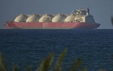 Nóng: Iran tuyên bố mở cửa hoàn toàn eo biển Hormuz, giá dầu sụt gần 11%, chứng khoán tăng kỷ lục