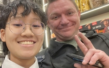 Nữ sinh ung thư máu gặp lại bác sĩ Mỹ giữa phố cổ Hà Nội, câu nói sau 5 năm khiến ai cũng lặng người