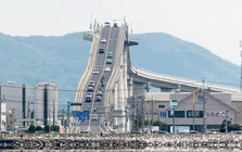 Cây cầu ‘điên rồ’ nhất Nhật Bản gây tranh luận xôn xao trên mạng xã hội