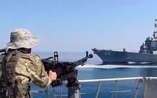 Iran siết chặt eo biển Hormuz, tuyên bố nhắm mục tiêu mọi tàu tiếp cận