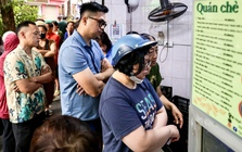 Người Hà Nội xếp hàng cả tiếng chờ mua bánh trôi, bánh chay dịp Tết Hàn thực