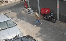 Clip người đàn ông đi vào hẻm ở TPHCM và rời đi trên chiếc xe của nam shipper