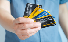 Một ngân hàng lùi lịch hoàn tiền thẻ tín dụng, khách có thể phải chờ đến 30/4