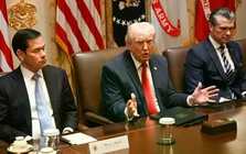 Iran phong toả eo biển Hormuz, Tổng thống Trump triệu tập họp khẩn tại Nhà Trắng