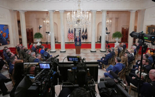 Ông Trump dọa “đưa Iran về thời kỳ đồ đá”, giá dầu vụt tăng, vàng lao dốc không phanh