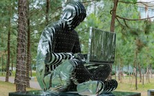 Tượng “cha đẻ” Bitcoin xuất hiện tại Trường Đại học FPT