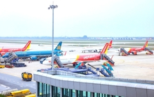 Bộ Xây dựng cân nhắc giữa áp phụ thu nhiên liệu và tăng trần vé bay nội địa