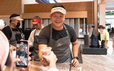 Chuỗi cà phê sắp lật đổ Starbucks tại ĐNÁ: Giá chỉ hơn 30.000 đồng/cốc, cứ mỗi ngày lại mở thêm 1 cửa hàng, founder mới 37 tuổi