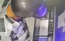 Cần làm gì khi phát hiện tiền nhả ra từ cây ATM?