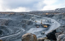 Phát hiện 8 xe tải 90 tấn Trung Quốc không người lái, dùng mạng không dây, im lặng di chuyển giữa tấn bụi