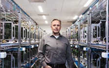 "Cha đẻ" Apple Silicon được thăng chức danh mới trong ngày Tim Cook tuyên bố rời ghế CEO