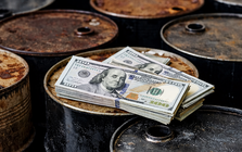 Bỏ túi 19 tỷ USD chỉ trong 1 tháng: Nghịch lý 'càng cấm càng giàu' của gã khổng lồ dầu mỏ