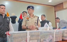 Tịch thu 7,5 tỷ đồng tiền mặt chất bằng thùng, gần 700 gram vàng trị giá 2,6 tỷ đồng từ nhóm 'lao động giả nghèo'