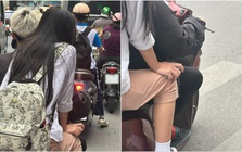 Bức ảnh "combo cá biệt" của hai bạn trẻ trên phố gây xôn xao mạng xã hội: Chi tiết nào khiến phụ huynh nhìn mà khóc hết nước mắt?