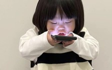 Cảnh báo cho các gia đình có con dùng điện thoại hơn 2 tiếng mỗi ngày