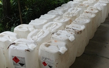 Theo dõi 2 mẹ con khả nghi, công an triệt phá đường dây sản xuất giấm giả từ axit và nước lã trong suốt 8 năm, tịch thu 1.000 lít sản phẩm