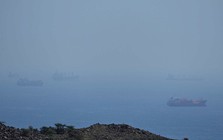 Iran nổ súng vào tàu container ở eo biển Hormuz